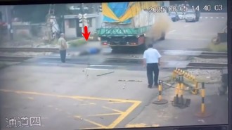 驚悚瞬間！載貨卡平交道 司機高空觸電「2.5萬伏」重摔落地