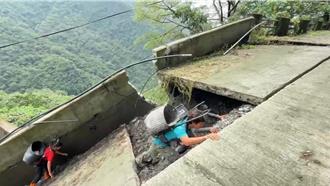 屏東大社村聯外道路坍塌 青年揹物資涉險步行回部落畫面曝