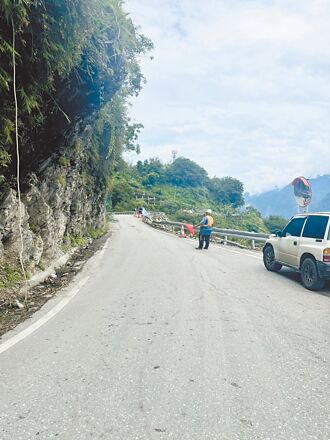 中橫公路石塊砸落 交管員爆頭亡