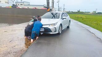 彰化 豪雨车陷田 暖心移工助脱困
