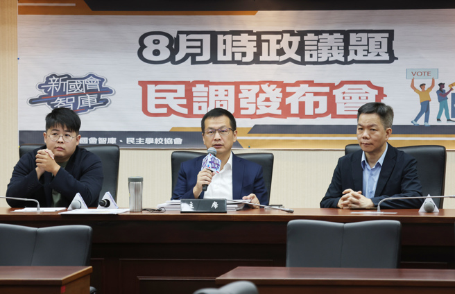 國民黨立委羅智強（中）5日舉行「新國會智庫民調發布」記者會。（姚志平攝）