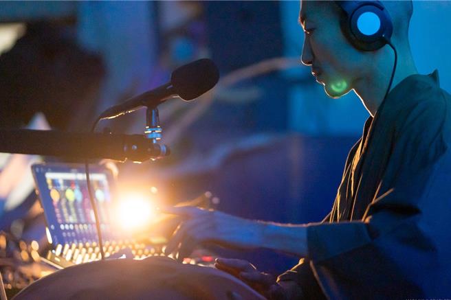 来自东京的「赤坂阳月 Yogetsu Akasaka」，是一位结合禅宗修行与声音实验的beatbox僧侣。他以《心经 Beatbox Remix》在YouTube爆红。（图／醒醒音乐节）