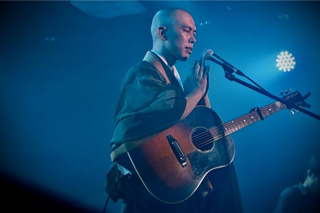 日本海禅寺第16代副住持，也是当代佛乐跨界先锋的药师寺宽邦，多次来台举办个人巡迴演唱会，每次都造成很大轰动，被冠上有史以来最酷出家人美名，让眾生见识到佛法的另一层次。（图／醒醒音乐节）