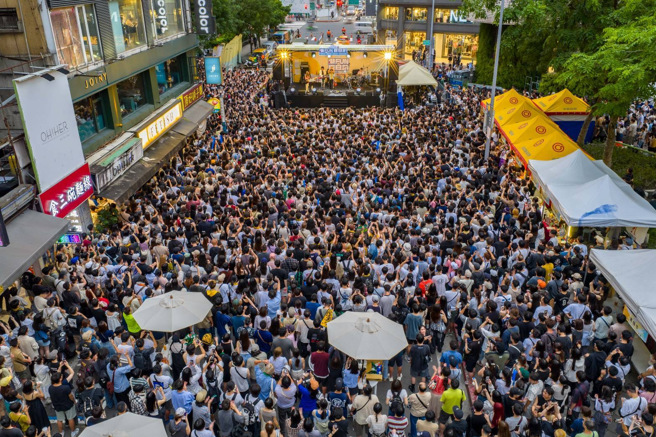 「混东区潮FUN夏日趴」封街演唱会圆满落幕！邀请派伟俊、宇宙人、美秀集团及小男孩乐团等重磅卡司轮番献唱，嗨翻东区！(图/臺北市东区商圈发展协会提供)