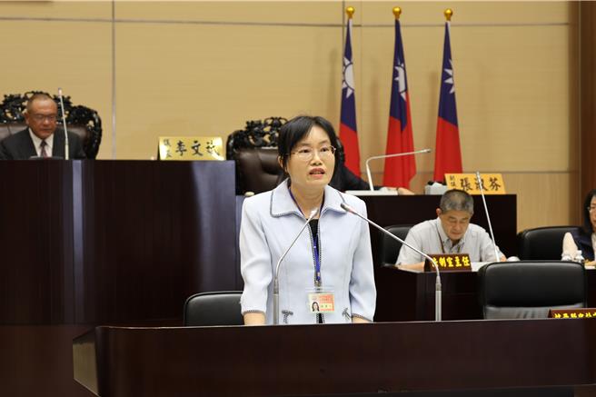 苗栗審計室主任楊麗芬5日在苗栗縣議會臨時會中報告決算報告。（謝明俊攝）