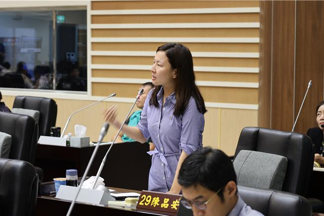無黨籍縣議員陳品安5日在苗栗縣議員臨時會中質疑社福支出卻引來扣款、排富？（謝明俊攝）