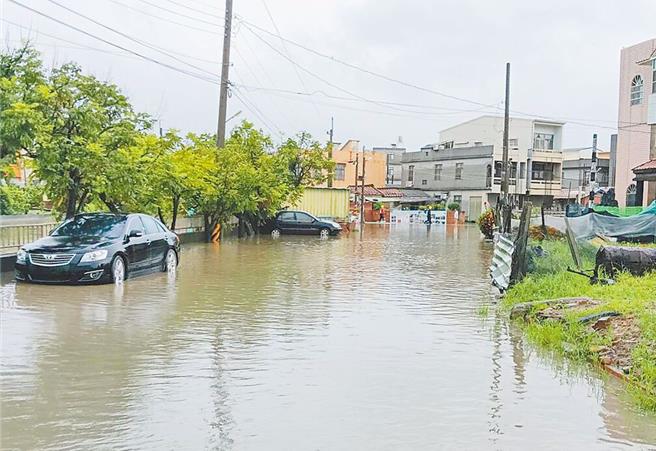 圖為8／2日豪大雨，造成嘉義縣低窪地區積淹水。（呂妍庭攝）