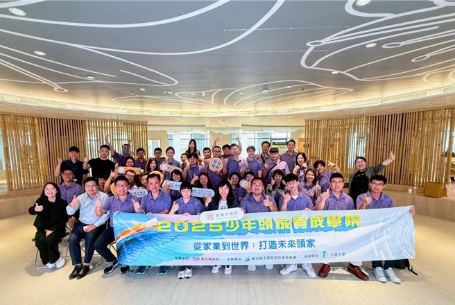 為深化青年創業資源交流，桃園市青年局於8月4日接待來自彰化縣「少年頭家養成學院」的43位學員前往A8桃園智慧產業加速器參訪。（圖／桃園市青年局）