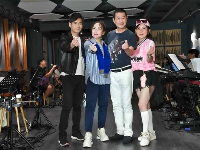 吳俊宏（左起）、張秀卿、蔡小虎、王彩樺5日現身錄音室，為張秀卿彩排加油打氣。（名人演藝事業提供）