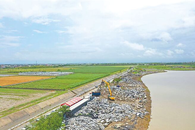 环境部日前限期滞洪池光电业者8月1日前完成清理，因处置方式违反废弃物清理法，嘉义县环保局4日针对两案者同一家业者开出各100万元罚单。（本报资料照片）