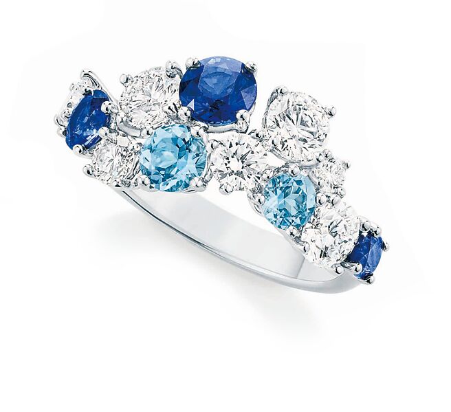 海瑞温斯顿绚漪锦簇Sparkling Cluster系列彩宝戒指。（Harry Winston提供）