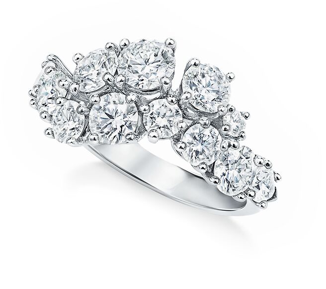 海瑞温斯顿绚漪锦簇Sparkling Cluster系列钻石戒指。（Harry Winston提供）