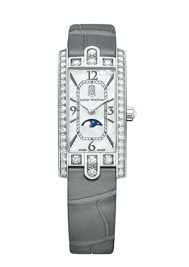 海瑞温斯顿第五大道Avenue C Mini深灰色珍珠亮面皮革表带月相表。（Harry Winston提供）