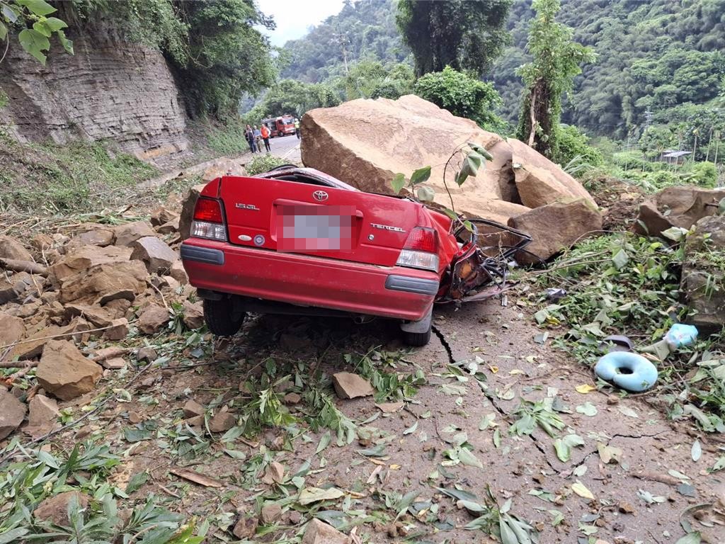 苗栗縣泰安鄉清安村苗62之一縣道落石砸中紅色轎車，造成車上2人1死1命危。（讀者提供／謝明俊苗栗傳真）