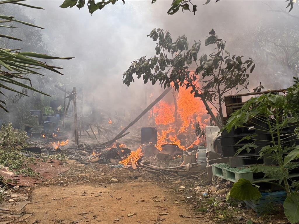 林口瑞平里墓地6日驚傳火警，一處工寮突然冒出大量濃煙與火光。（林口警分局提供）