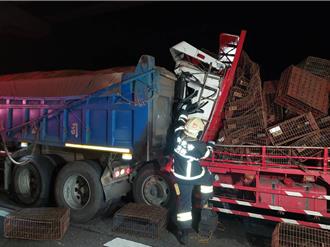 國道林口段大貨車追撞砂石車   司機遭夾死車內  鐵籠散落釀連環撞