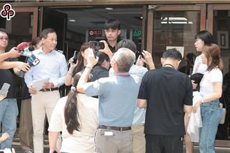 鍾小平稱柯文哲「基於藍白合」和解  陳智菡開嗆、小草怒敲木魚