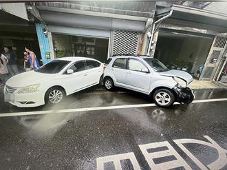 苗栗自小客闖紅燈連撞多輛車   受害轎車「倒退嚕」又衝入民宅釀3傷