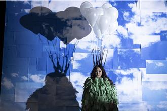 家家为拍MV变身梦游小丑　头髮绑满白气球造型超费时