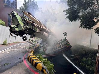 北投溫泉路吊車施工突冒濃煙   翻覆邊坡起火 駕駛急跳車逃生