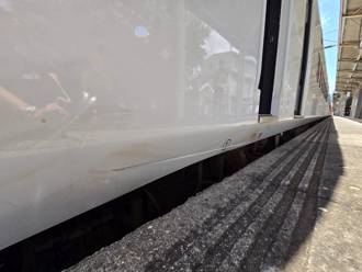 台鐵新自強號遭堆高機撞上！列車側面刮傷畫面曝