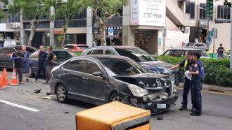 和平東路恐怖車禍  轎車連撞1騎士被壓車底