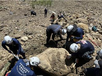 南橫一家5口墜谷今搜獲衣物與玩偶　疑為失聯者遺物