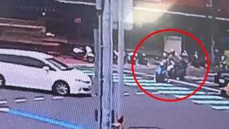 大貨車載超長H鋼　無辜騎士遭掃倒！桃警出手了