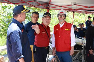 陳其邁親送「整豬」暖心慰問！災區農路坍方承諾補助運輸車