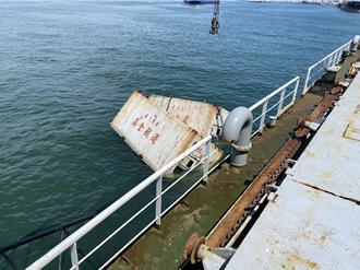 高雄港吊掛傳意外！吊車吊臂斷裂 2貨櫃落海