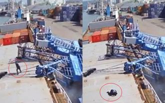 直击！吊车砸货船「断臂」 司机逃死瘫软倒地！货柜落海