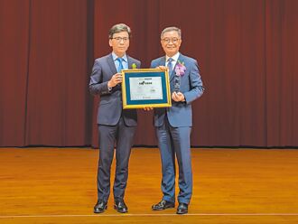 保险信望爱奖 泰安产险李松季获保险终身贡献奖