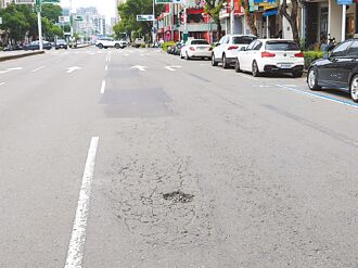 高屏道路坑洞多 行車像障礙賽