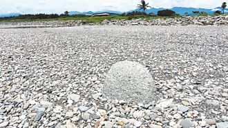 台東超好躺消波塊被埋沒 遊客失落