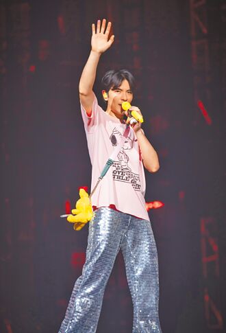 萧敬腾宠粉无极限 大马嗨唱不畏超时