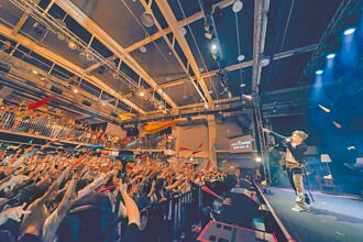 小宇個唱領全場射紙飛機告別心事