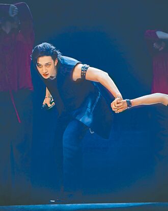 方燦世界巡演 戰袍閃爆舞台