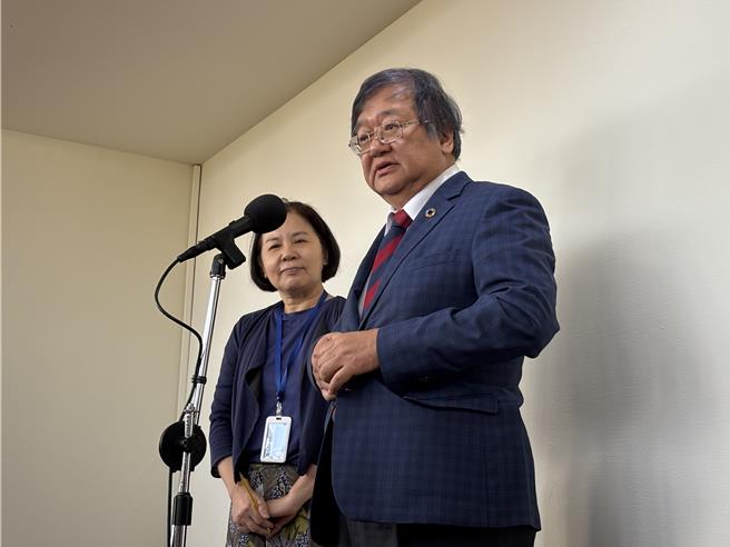 卫福部部长邱泰源、卫福部保护司司长张秀鸳。（李念庭摄）