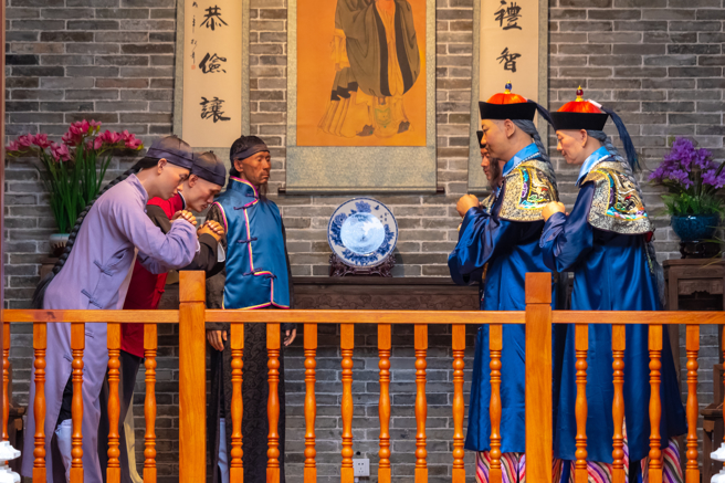 清朝官員們即使疲憊不堪，也要穿上整齊的官服應酬。（示意圖，Shutterstock／達志）