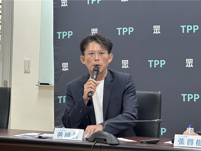 面對美國總統川普聲稱，台積電將投資高達3000億美元，造成台灣人民恐慌，民眾黨主席黃國昌6日感嘆，台積電於談判前就對美投資1650億美元，結果卻連一封信都換不到。（袁茵攝）