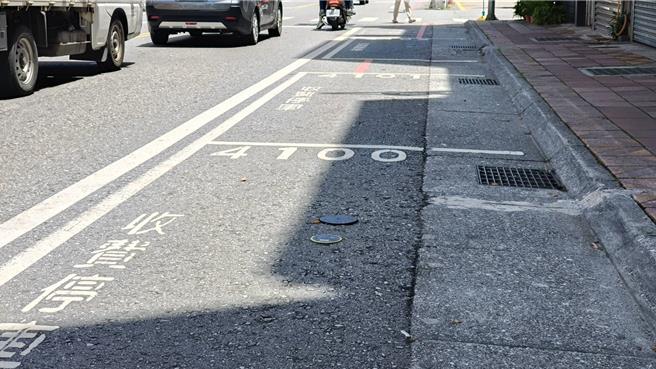 花蓮市區路邊停車格5月起改用地磁感應裝置偵測車輛停車時間，減少人工巡邏開單時間。（羅亦晽攝）