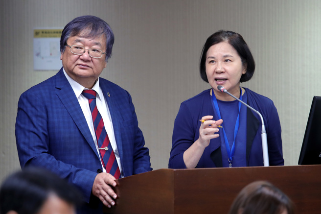 卫福部长邱泰源（左）、保护服务司司长张秀鸳（右）6日前往立法院，就「因应近期多起社会重大事件，检讨家庭暴力防治法民事保护令制度及执行缺失，强化保护令之作为」进行专题报告。（黄世麒摄）