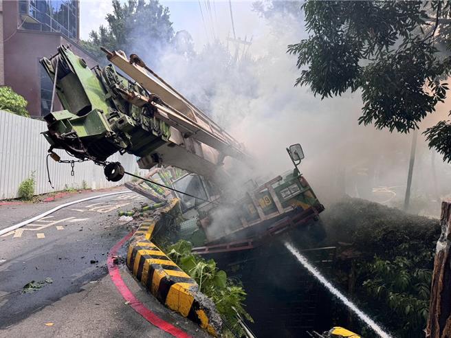北投温泉路一辆吊车翻覆边坡。（民眾提供）