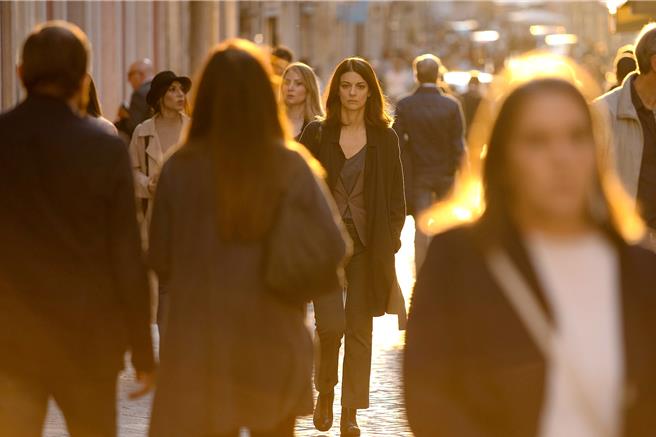 《十分鐘新鮮事》敘述失婚女作家芭芭拉龍琪，重新找回生活的故事。（海鵬提供）