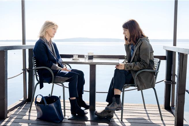 飾演失婚女作家女作家的芭芭拉龍琪（右），接受心理醫師瑪姬麗塔貝的建議，每周花十分鐘挑戰人生。（海鵬提供）