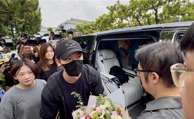 艺人许光汉6日退伍高调邀媒体採访，讯息早已曝光，粉丝在中兴新村役政司外守候。（杨静茹摄）