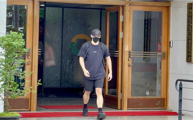 艺人许光汉6日退伍，在中兴新村役政司外受访，自曝当兵期间备受照顾。（杨静茹摄）