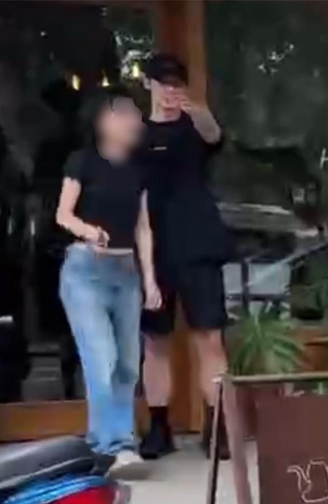 艺人许光汉搭乘保母车离开役政司，立即找照顾他的店家业者合影致谢。（民眾提供／杨静茹南投传真）