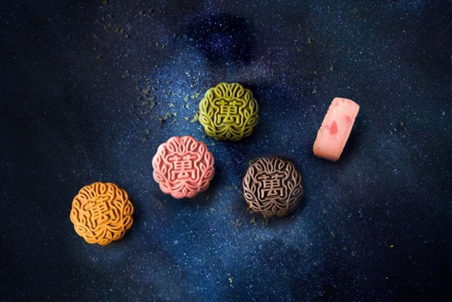 台北万豪酒店的 《万月果茶十光月饼礼盒》(图/台北万豪酒店提供)