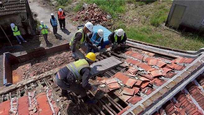 交通部公路局携手地方，全力復原居民灾损重建家园。（公路局提供／蔡明亘台北传真）